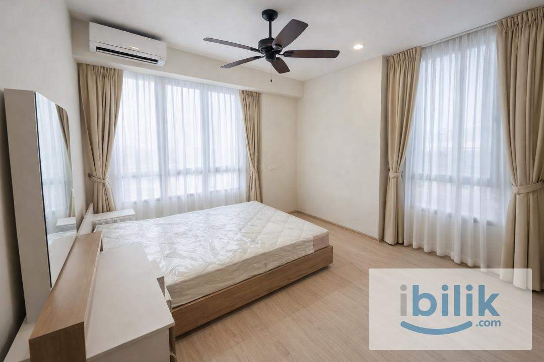 Master, Own Bath, AirCon Big Room, Parking Available - Image 1