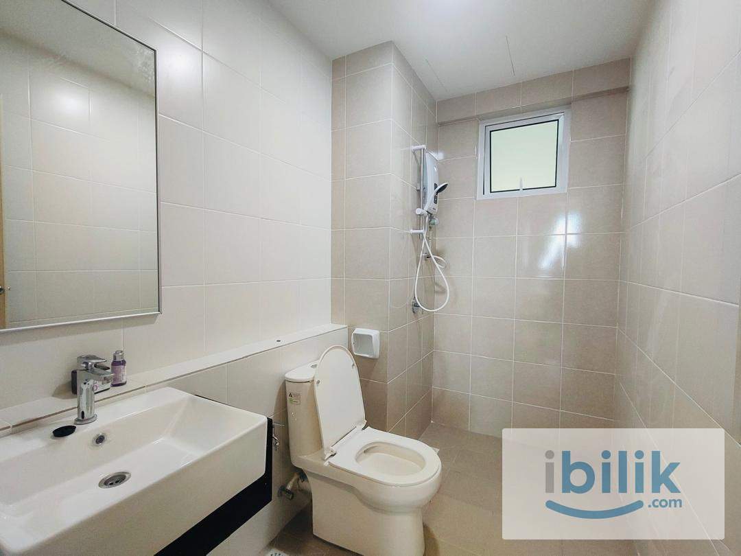Master Room, AC Fan, Parking near UPM MRT, Equine, Olive Hill - Image 3