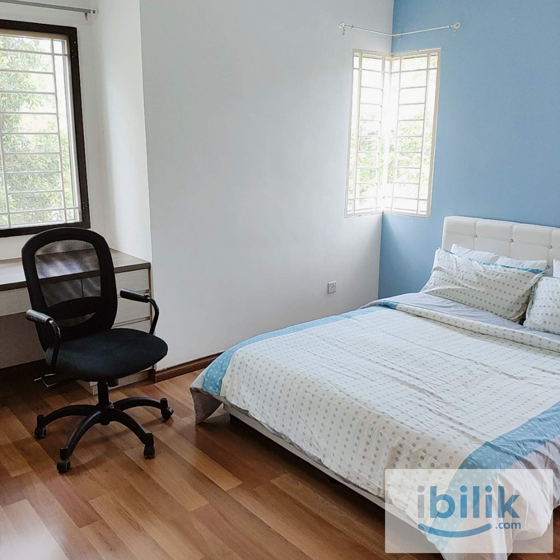 Free 1st Month. Master Room A/C Hot Bath near Olive Hill, MRT UPM. Bayan Villa - Image 1