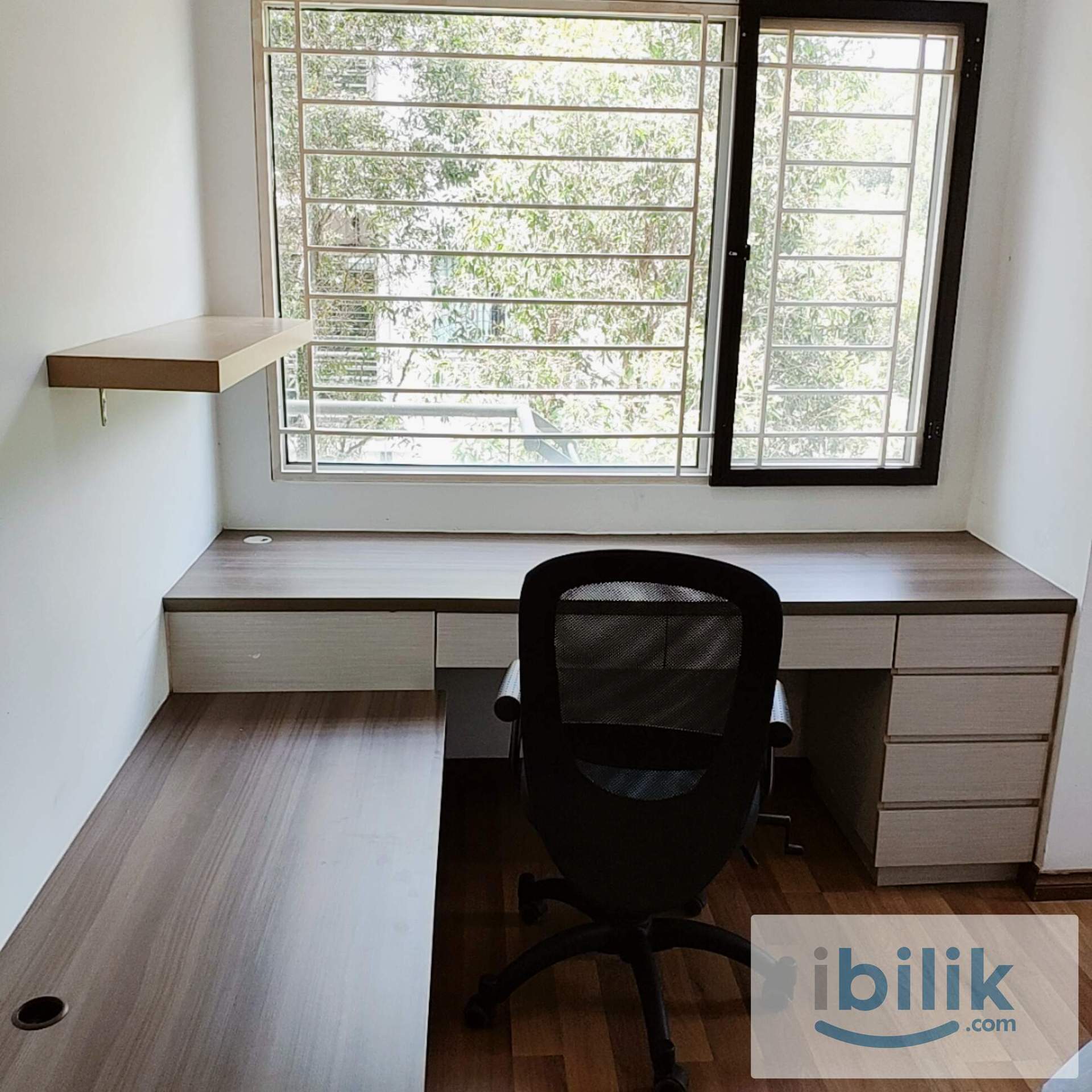 Free 1st Month. Master Room A/C Hot Bath near Olive Hill, MRT UPM. Bayan Villa - Image 2