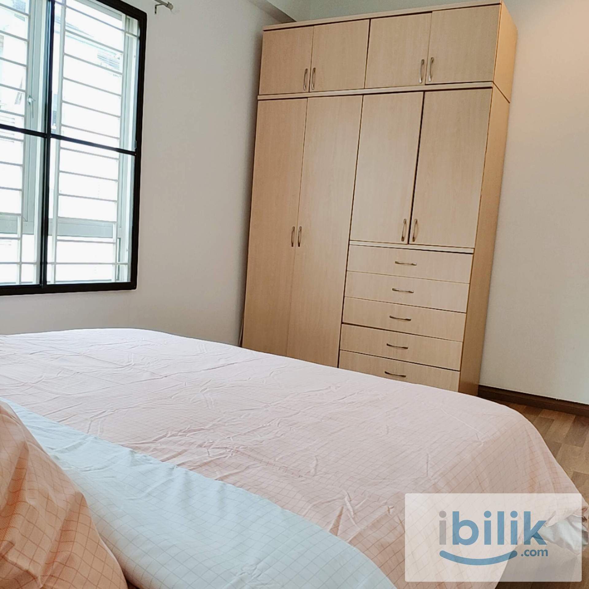 Middle Room A/C Hot Bath, near Olive Hill, UPM MRT. Bayan Villa - Image 2