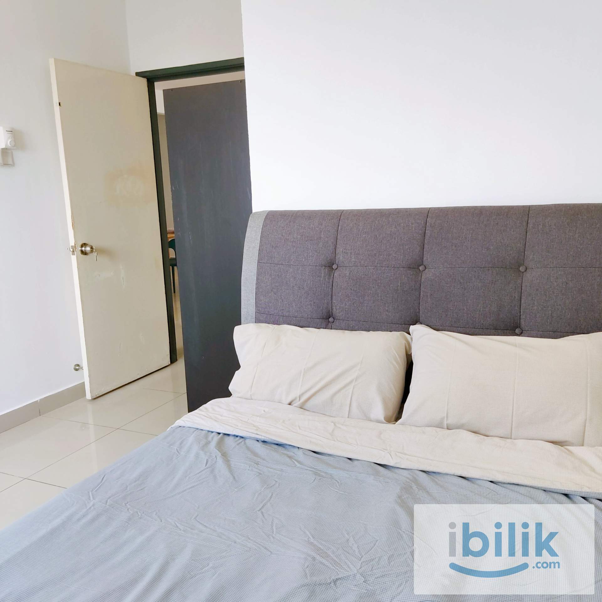 Condo - Bus Ride to MRT Middle Room, Fan Only, Aman Heights Bukit Serdang - Image 1