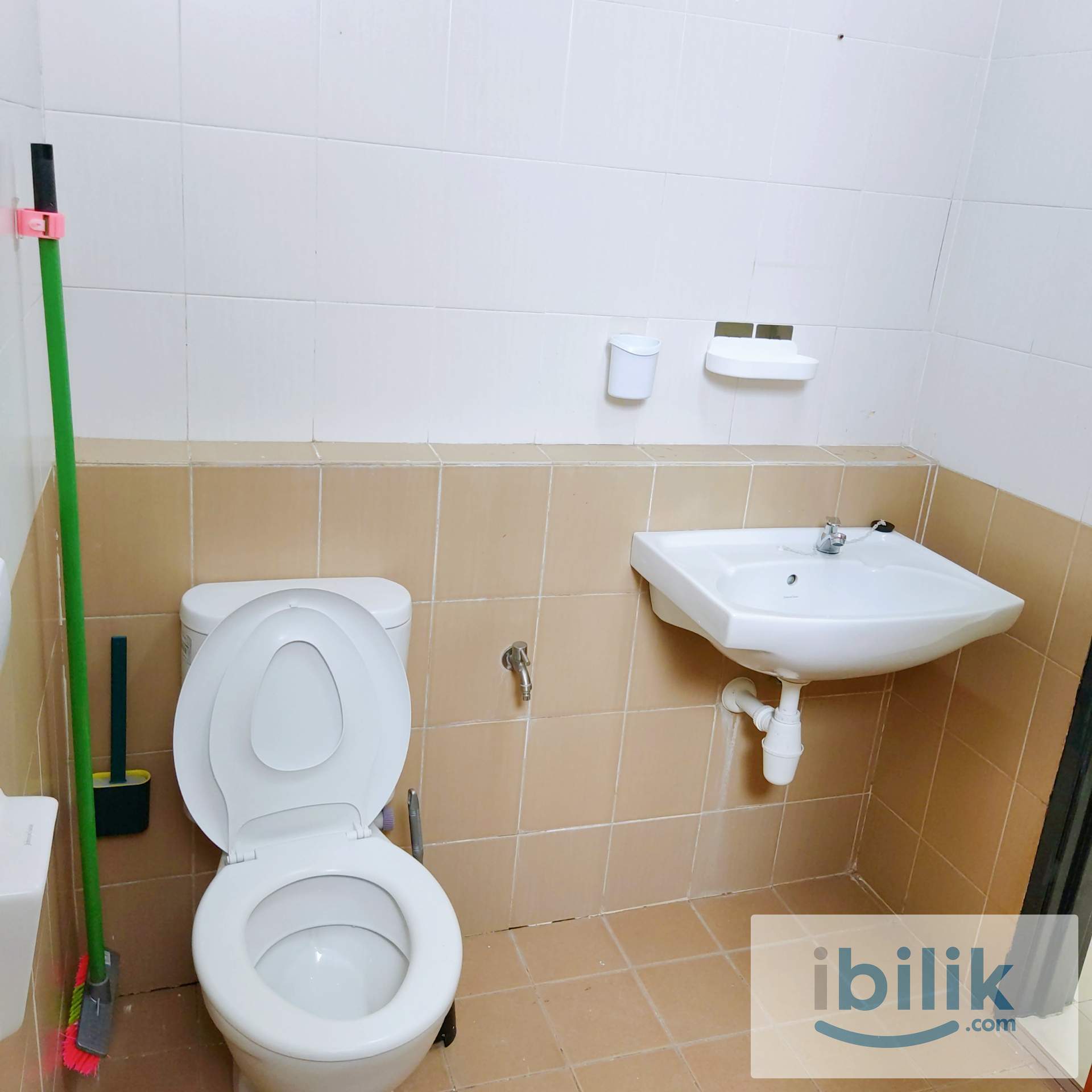 Condo - Bus Ride to MRT Middle Room, Fan Only, Aman Heights Bukit Serdang - Image 8
