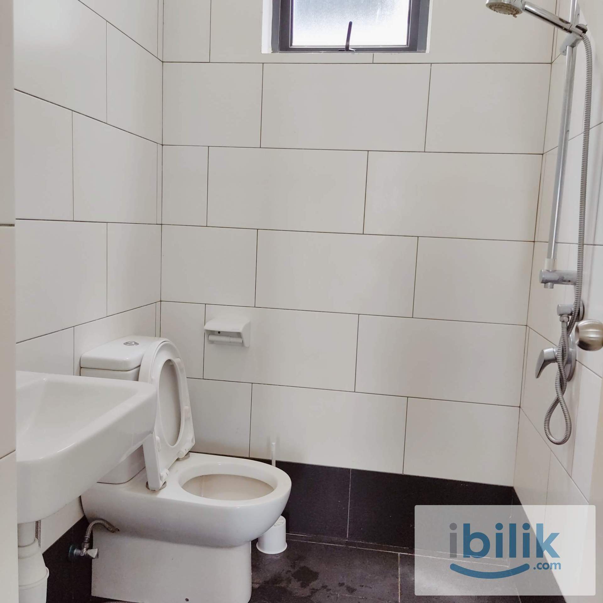 UPM: Middle Room, AirCon Hot Bath, Bus to MRT, Univ 360 - Image 6