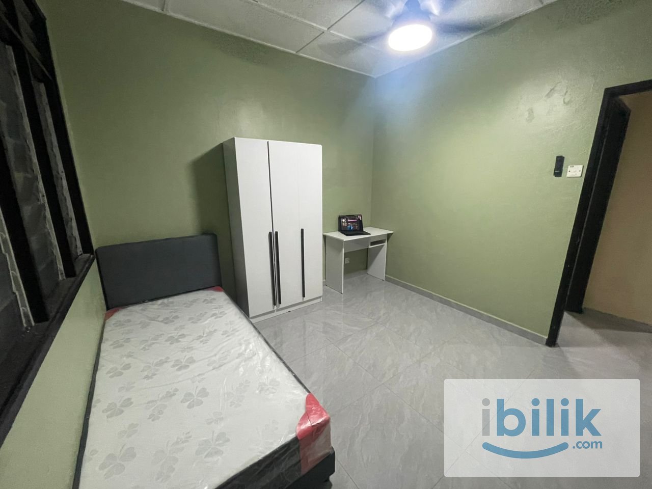 MASTER BEDROOM - Image 1