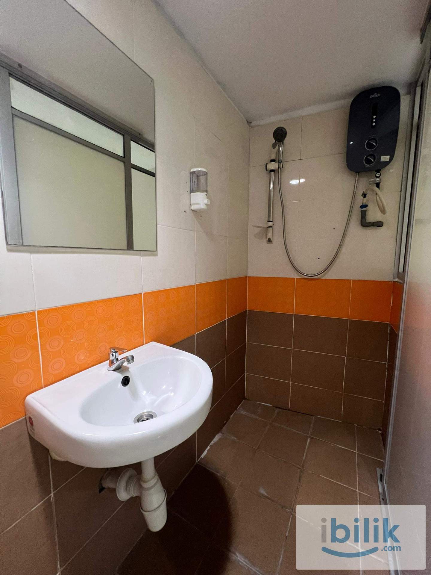 Private room in Kajang 5 min walk to mrt stadium Kajang🚎. Low Deposit ready for move in🌟 - Image 5