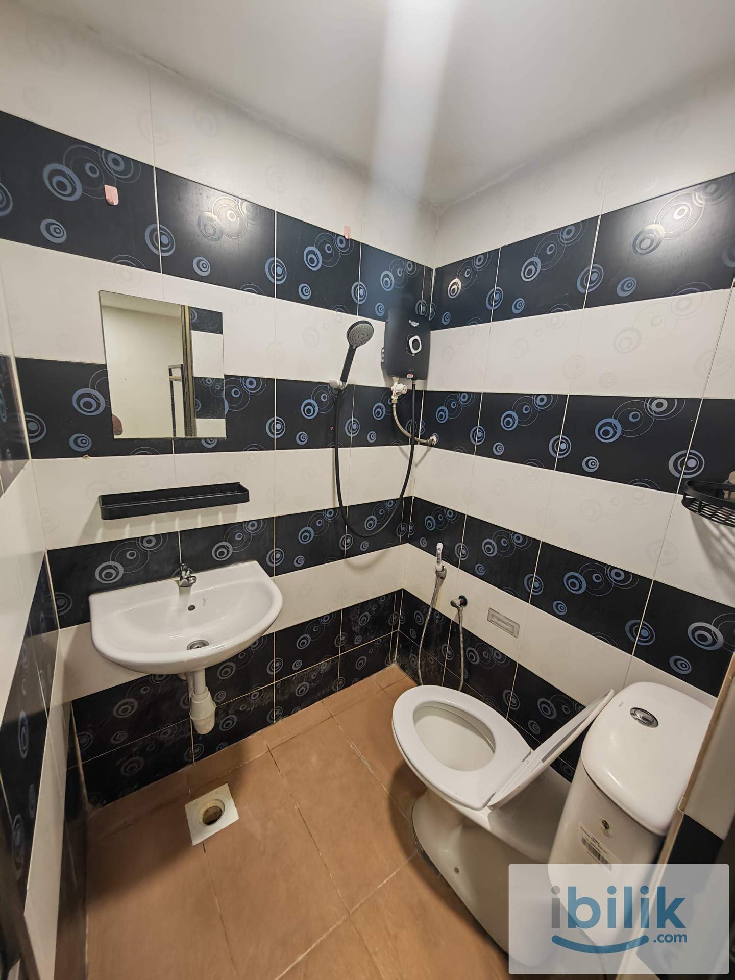 Low Deposit Room Near Mrt 🚀 1 Stop to UPM 🚎 Private Bathroom 🚽🔥 - Image 3