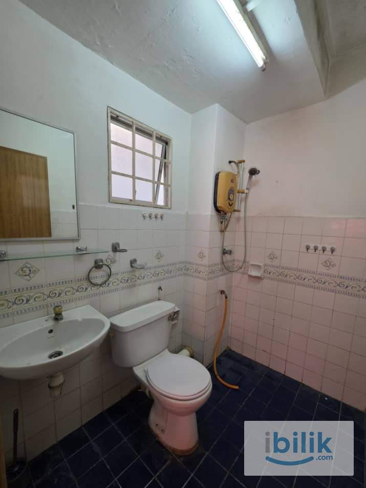 😍5 mins walk to LRT Station! rooms to rent!😍 Bandar Kinrara  - Image 3