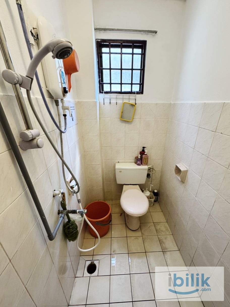 Near One Utama mall 🛌 Room for Rent with ❄️ Air-Cond @ Bandar Utama I JALAN BU11/7  - Image 1