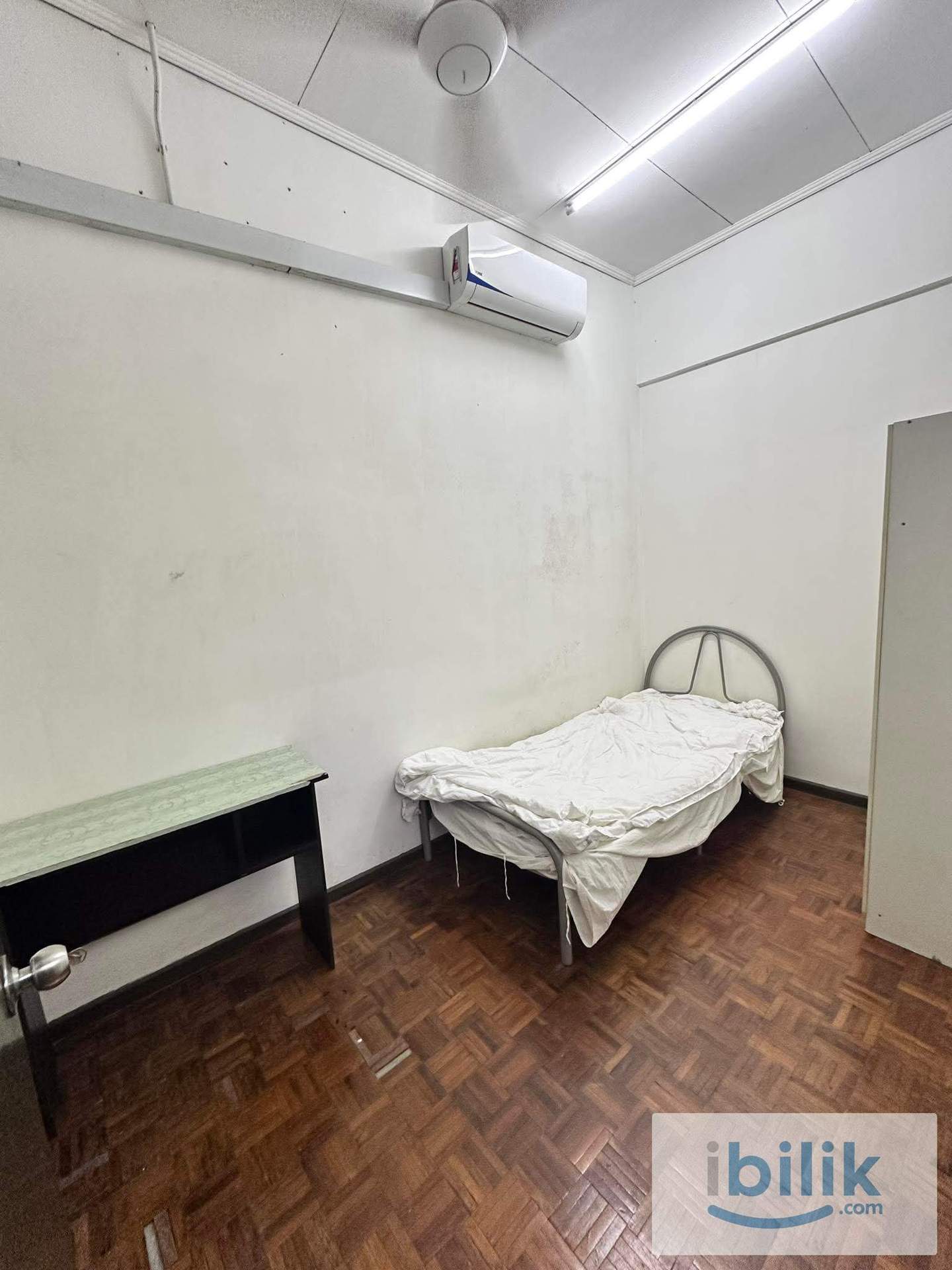 Aircon Fully Furnished Medium Room to let PJS 9/Sunway Pyramid  - Image 1
