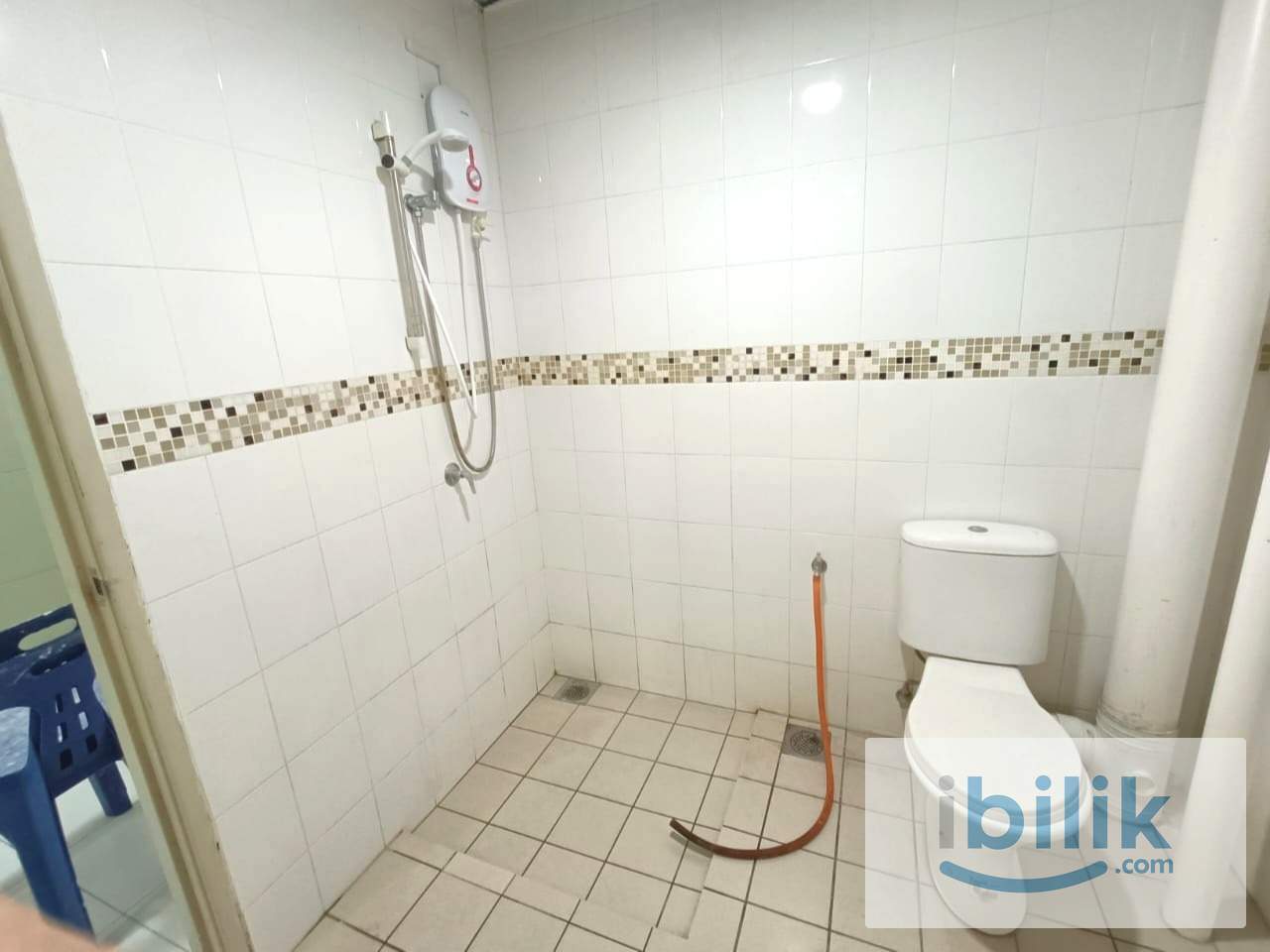 Stay Near D’Piazza & Eateries — One World Condo SINGLE Room - Image 4