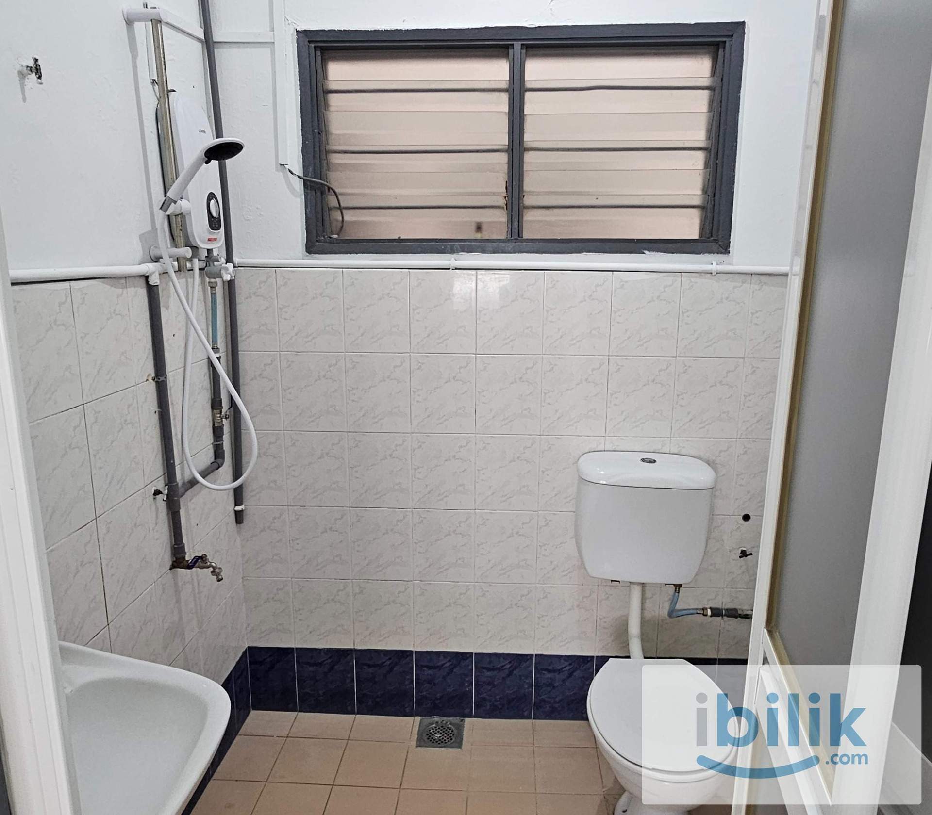 Master bedroom with private bathroom  - Image 2