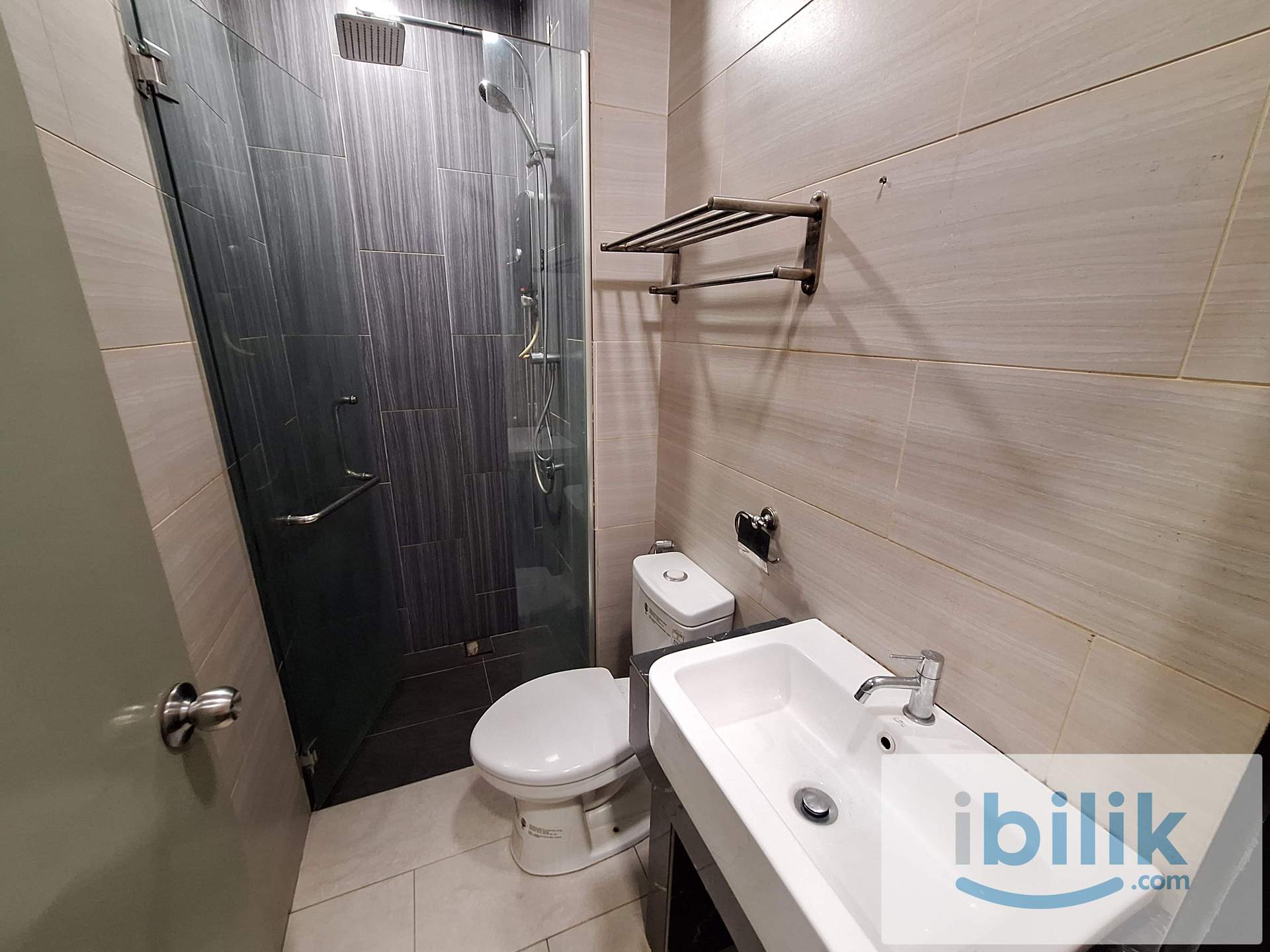 🔥Limited ✅Double bed room attached with private washroom ⚡️Walking distance to LRT Pudu 👍Zero depo 👍One month depo - Image 3