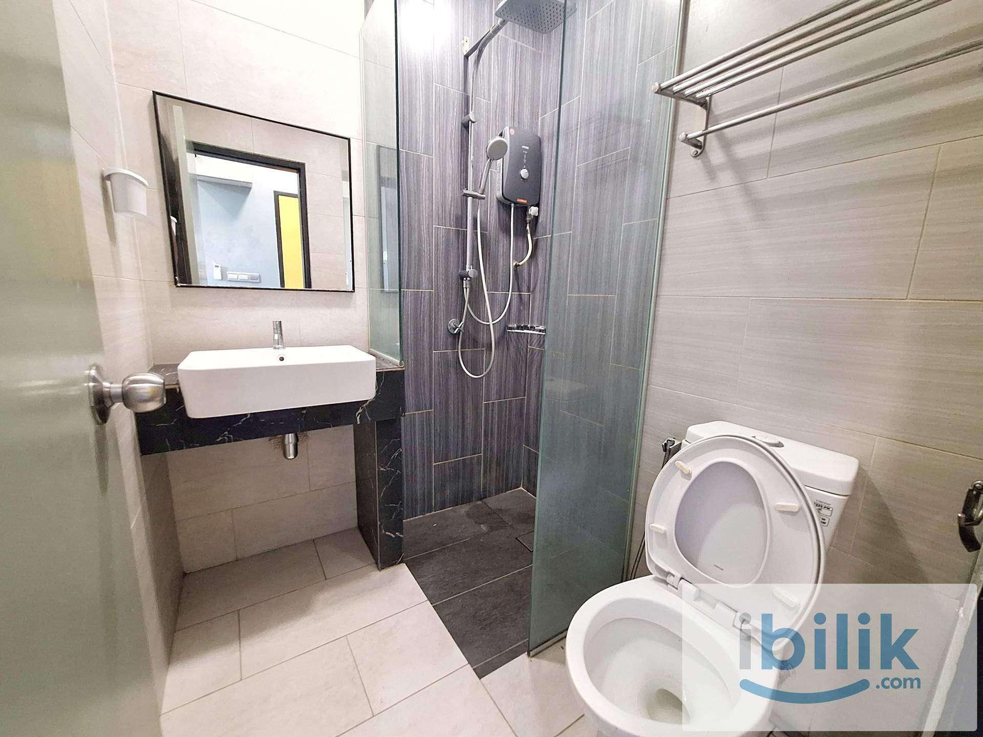 🤯BEST DEAL ❤️Cozy King Bed Room attached with Private Washroom ⚡️Walking distance to LRT Pudu ✅Nearby Velocity, 118, TRX - Image 3