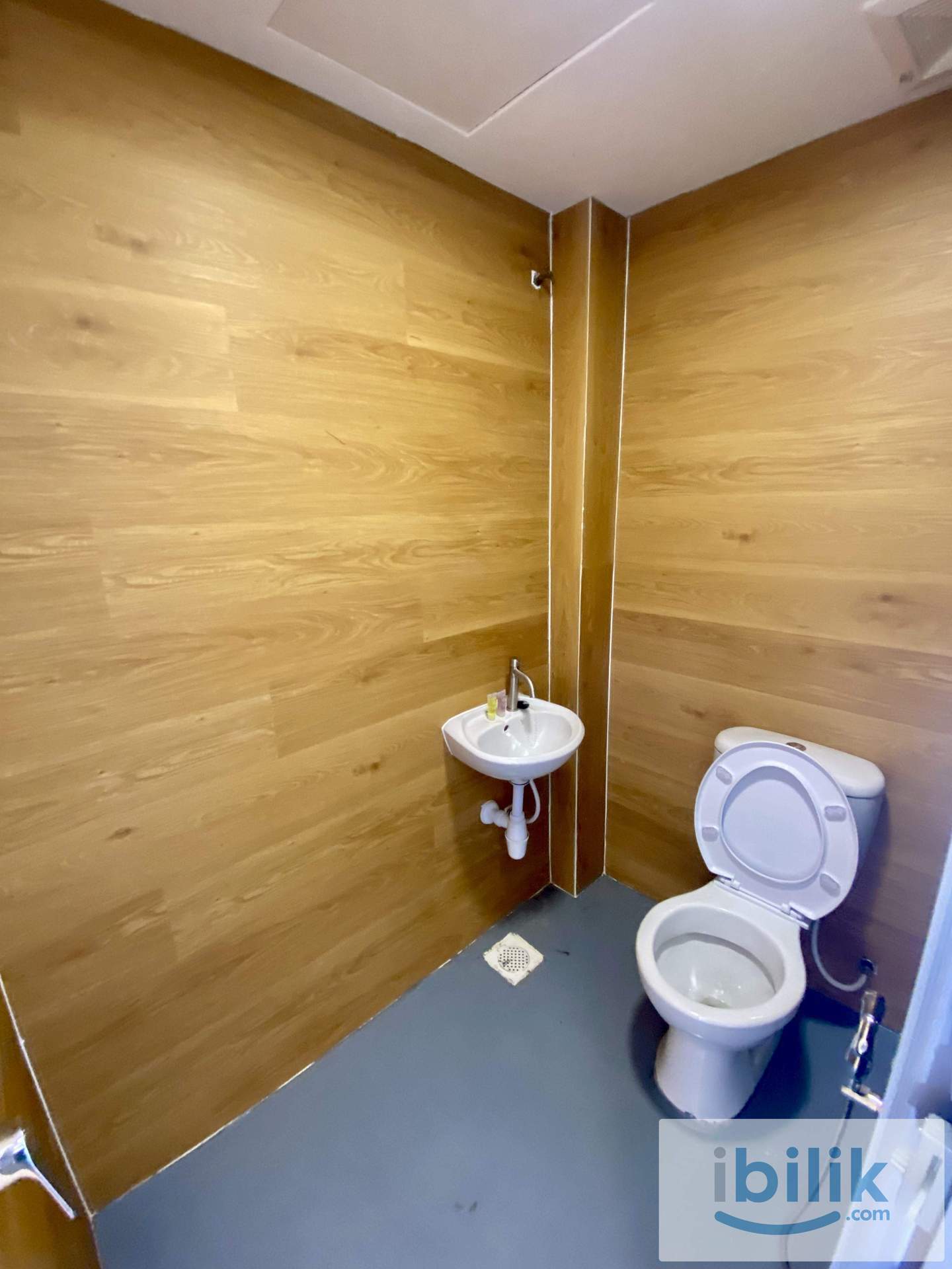 🤩Crazy deal 📌Seremban 🤩Fully Furnished Queen Bed Room attached with Washroom ✅Move-in Ready 🆓Free parking - Image 3