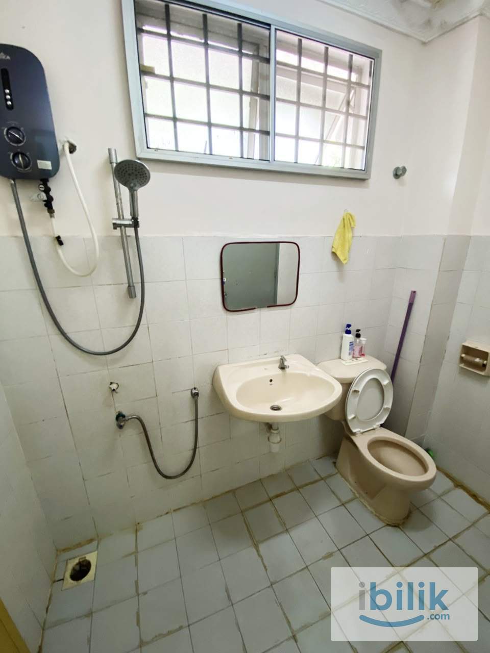 📍Bandar Utama Queen Bed Room for Rent 🔥One Month / Zero / Flexible Deposit Options ✅Move-in Ready ✅Free Wi-Fi - Image 3