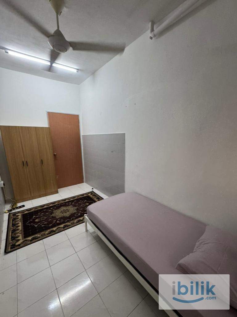 Single Bedroom (Bilik 5 -📍 Apartment Putra Ria Pinggiran Putra, Seri Kembangan) - Image 1