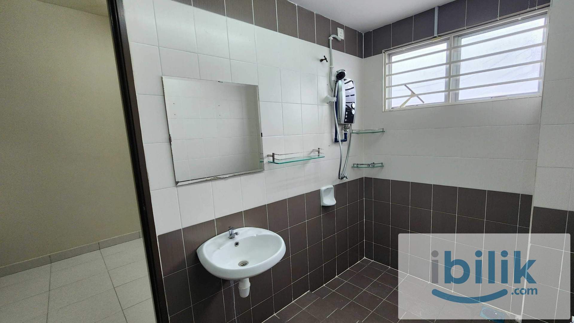 Middle Room Fully Furnished With WIFI , Electric and Water - Image 1