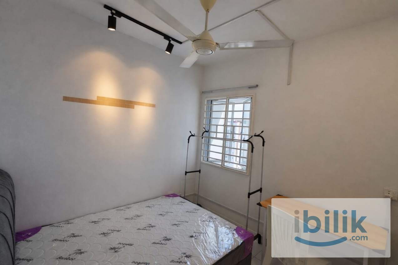 Beautiful Room for Rent at Setia Alam with Free WiFi 📱 - Image 1