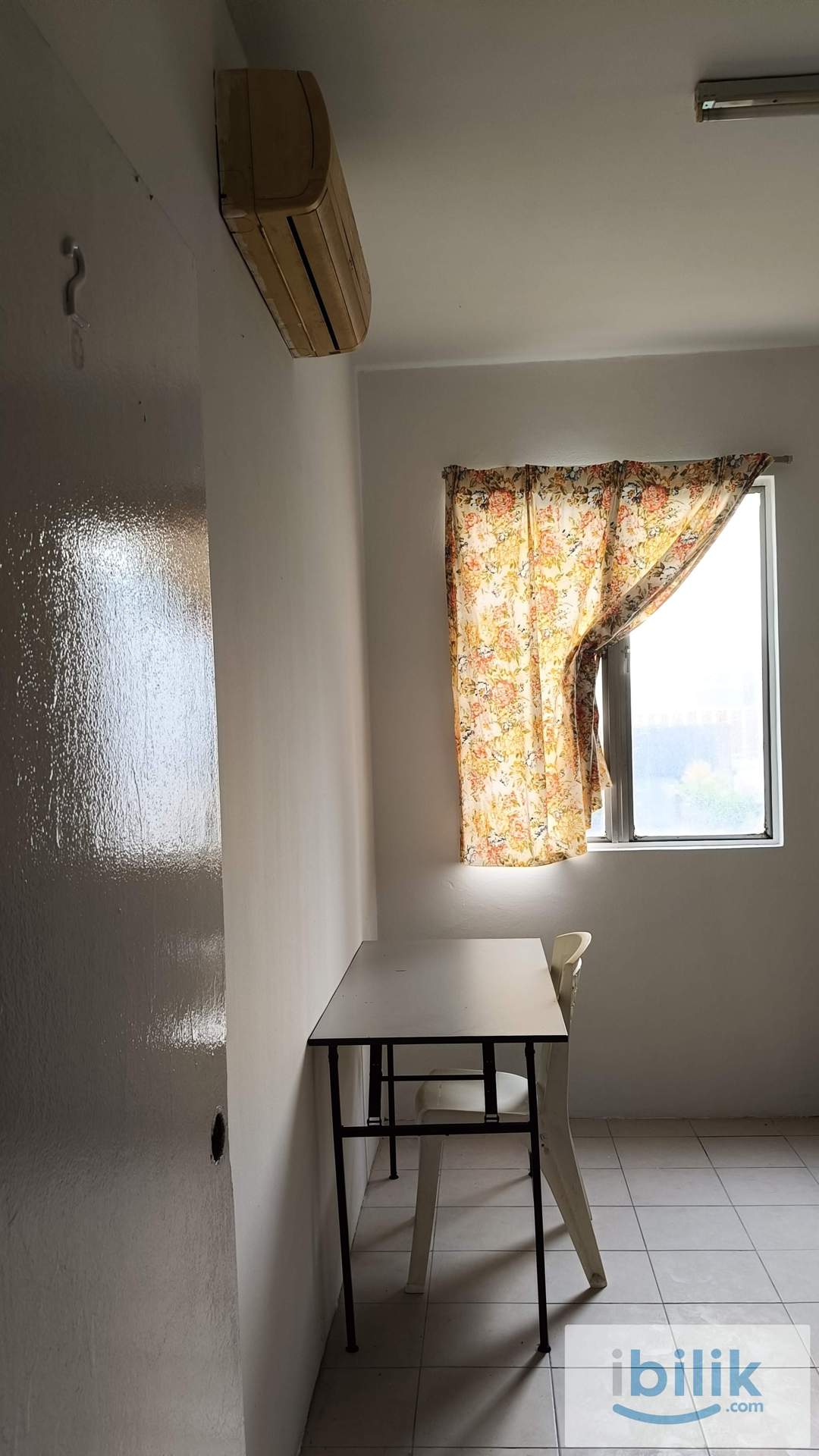MIDDLE ROOM - Image 1
