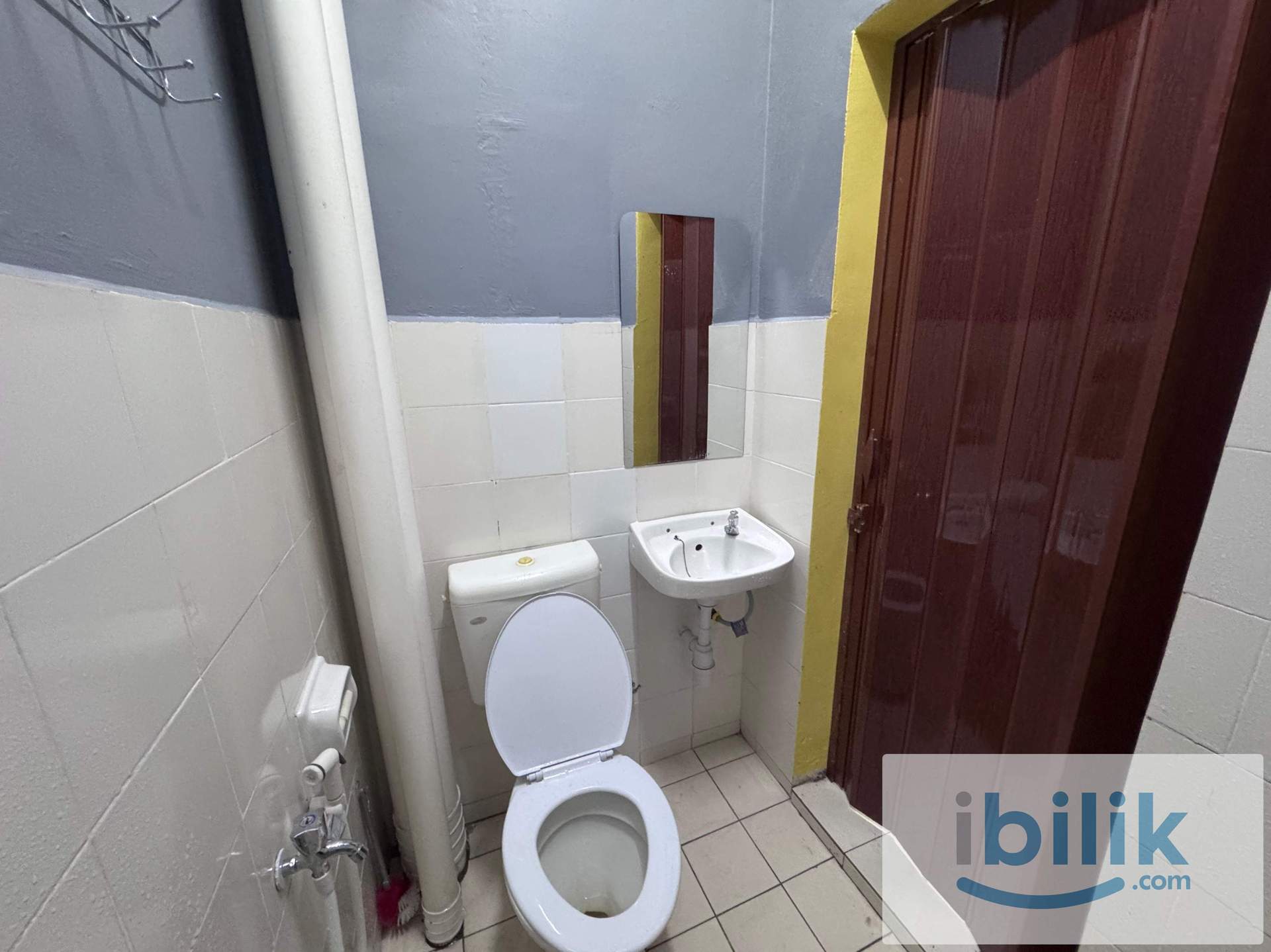 Room 1/ Master Room at Lagoon Perdana - Image 9