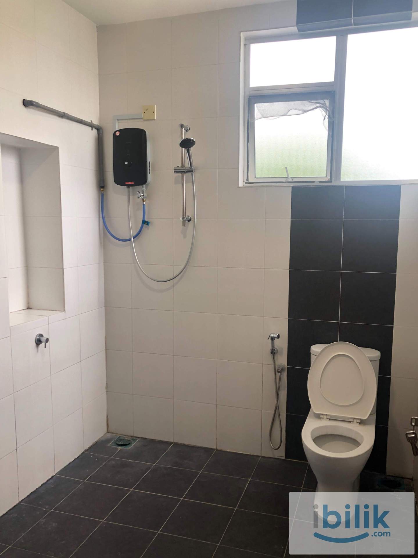 ✨LANDED HOUSE NEAR HELP Uni✅@ SUBANG 2, Newly Renovated, Single Room With Aircond - Image 1