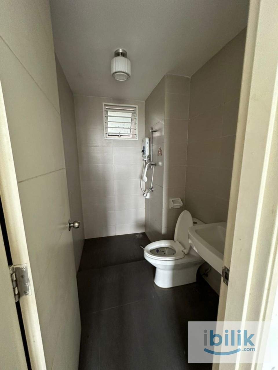 Small Room at The Regina - Image 2