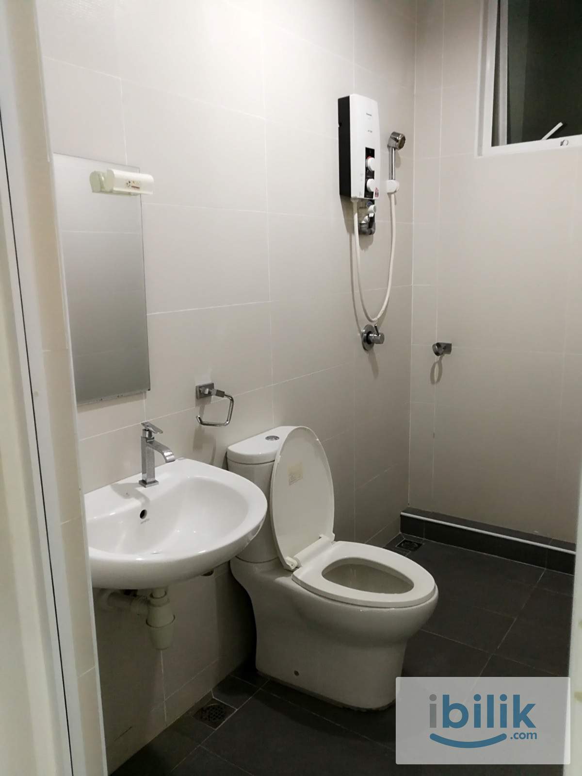 Private Toilet Big Master Bedroom（Female Unit） - Image 3