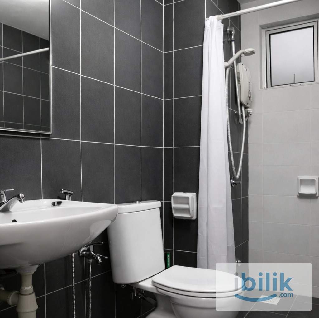 Homey Middle Room @ Arc | Comfortable Living | Professional or Student Living I Move-In Ready - Image 3