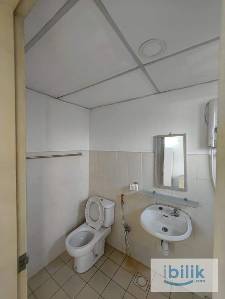 Private toilet, Master room @Palm Spring, Damansara | Walk to Surian MRT Station🚶 - Image 2
