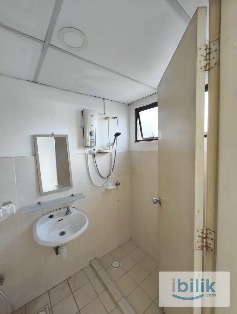 Private toilet, Master room @Palm Spring, Damansara | Walk to Surian MRT Station🚶 - Image 4