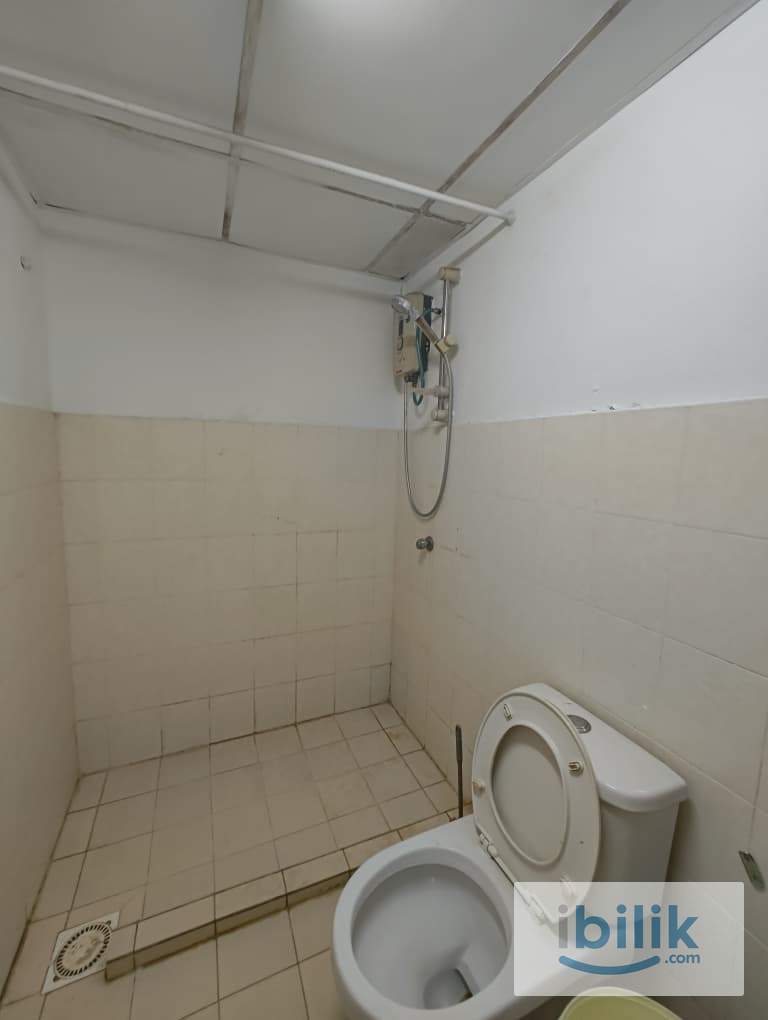 Private bath, Master room @Palm Spring, Damansara | Walk to Surian MRT Station🚶 - Image 4
