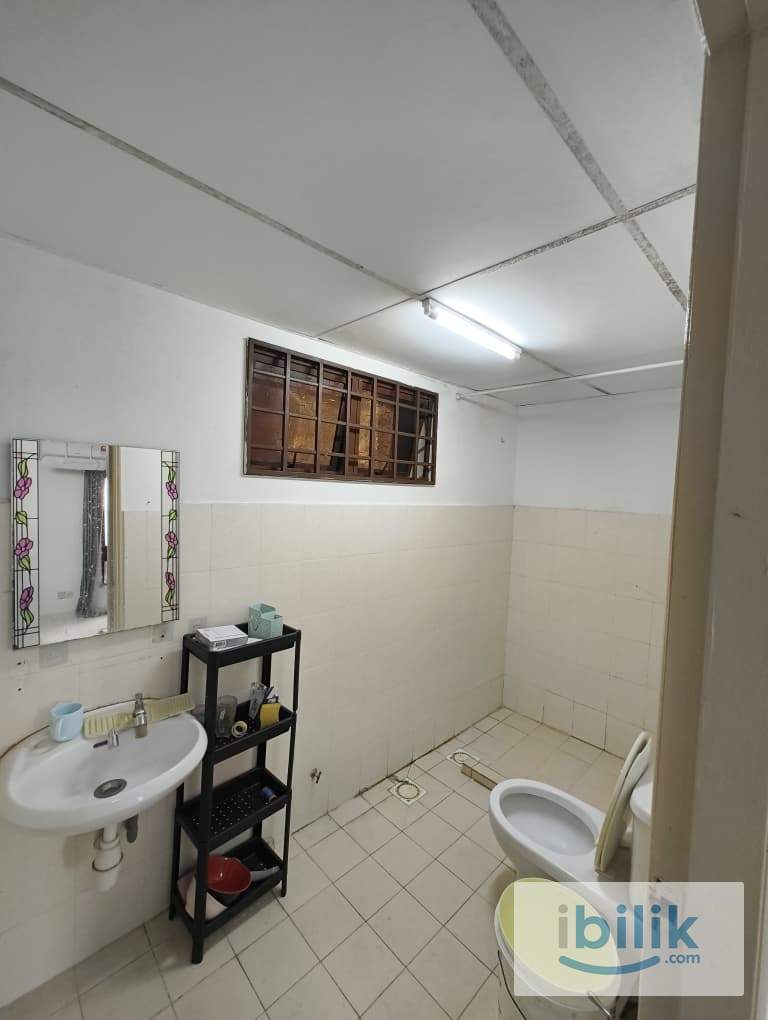 Private bath, Master room @Palm Spring, Damansara | Walk to Surian MRT Station🚶 - Image 5