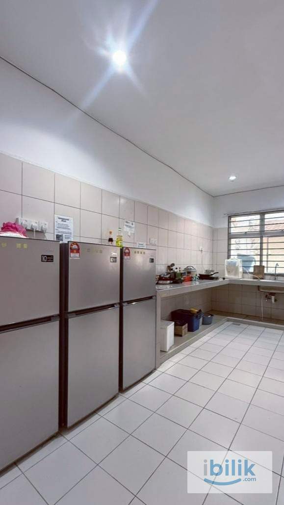 Medium Room RM580 | Weekly Cleaning | Fully Furnished | Setia Alam | Move In Now - Image 1