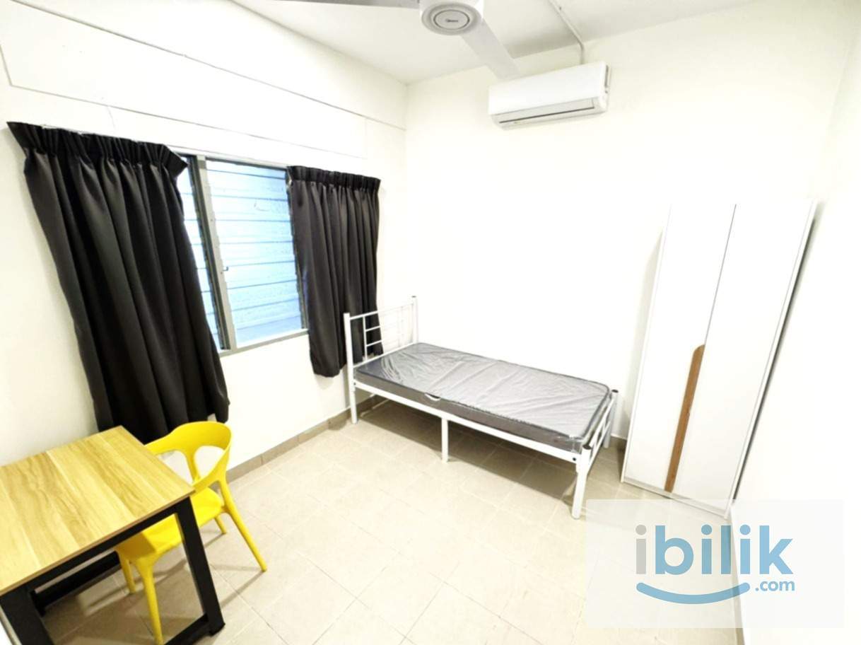 8 mins walk to MRT Kentonmen @Middle room to rent - Image 1