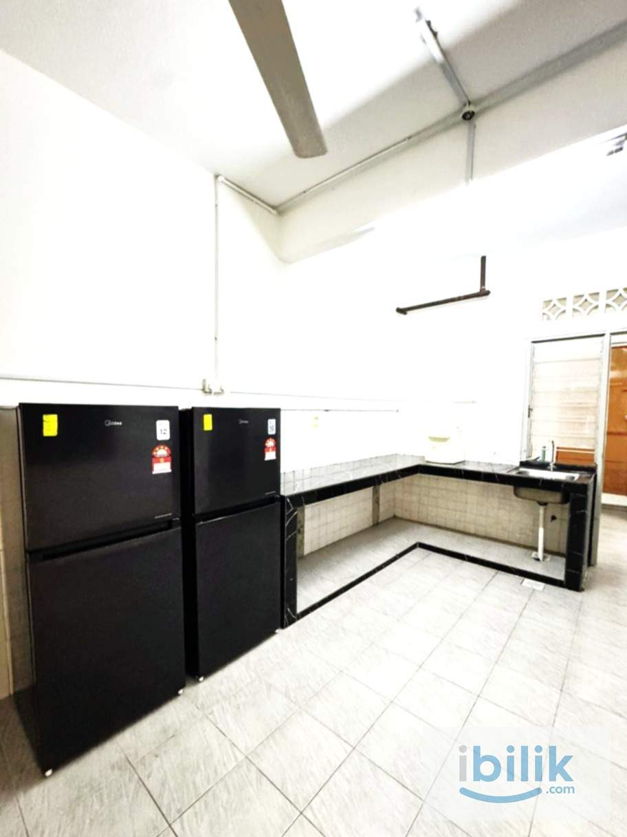 8 mins walk to MRT Kentonmen @Middle room to rent - Image 2