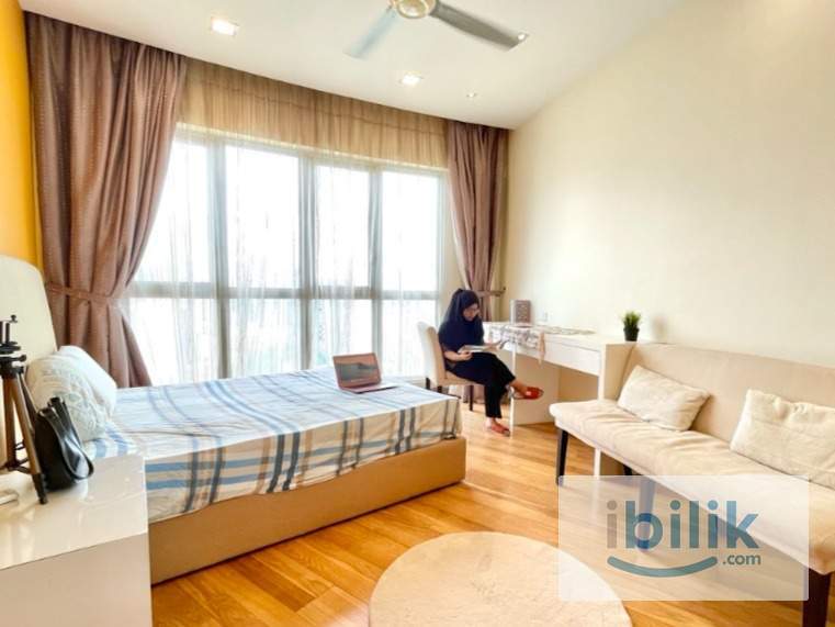 Cozy Large Room, Suitable for Couple @ Regalia Residence  | Walking distance to Train Station and Sunway Putra Mall - Image 1