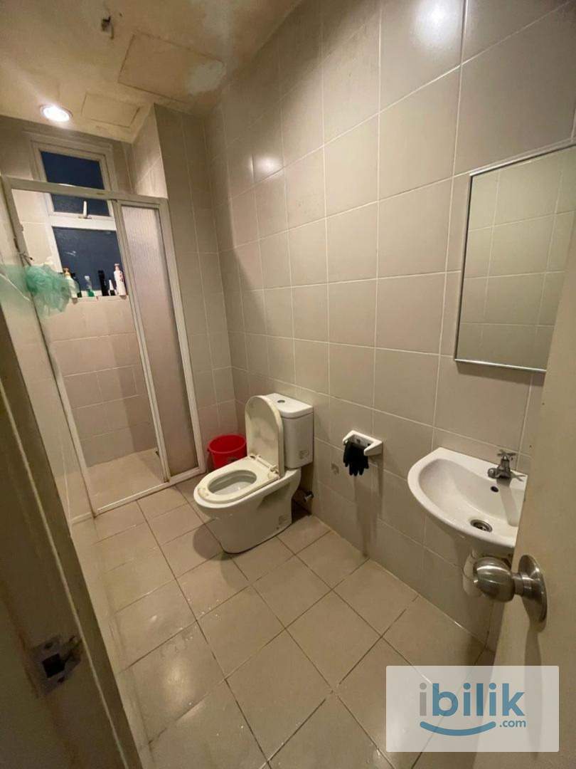 Spacious Master Bedroom – Female Sharing (RM400) Non Sharing (Rm750) - Image 7