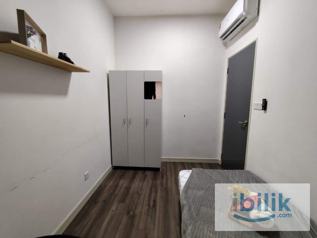 Riana South small room male - Image 3