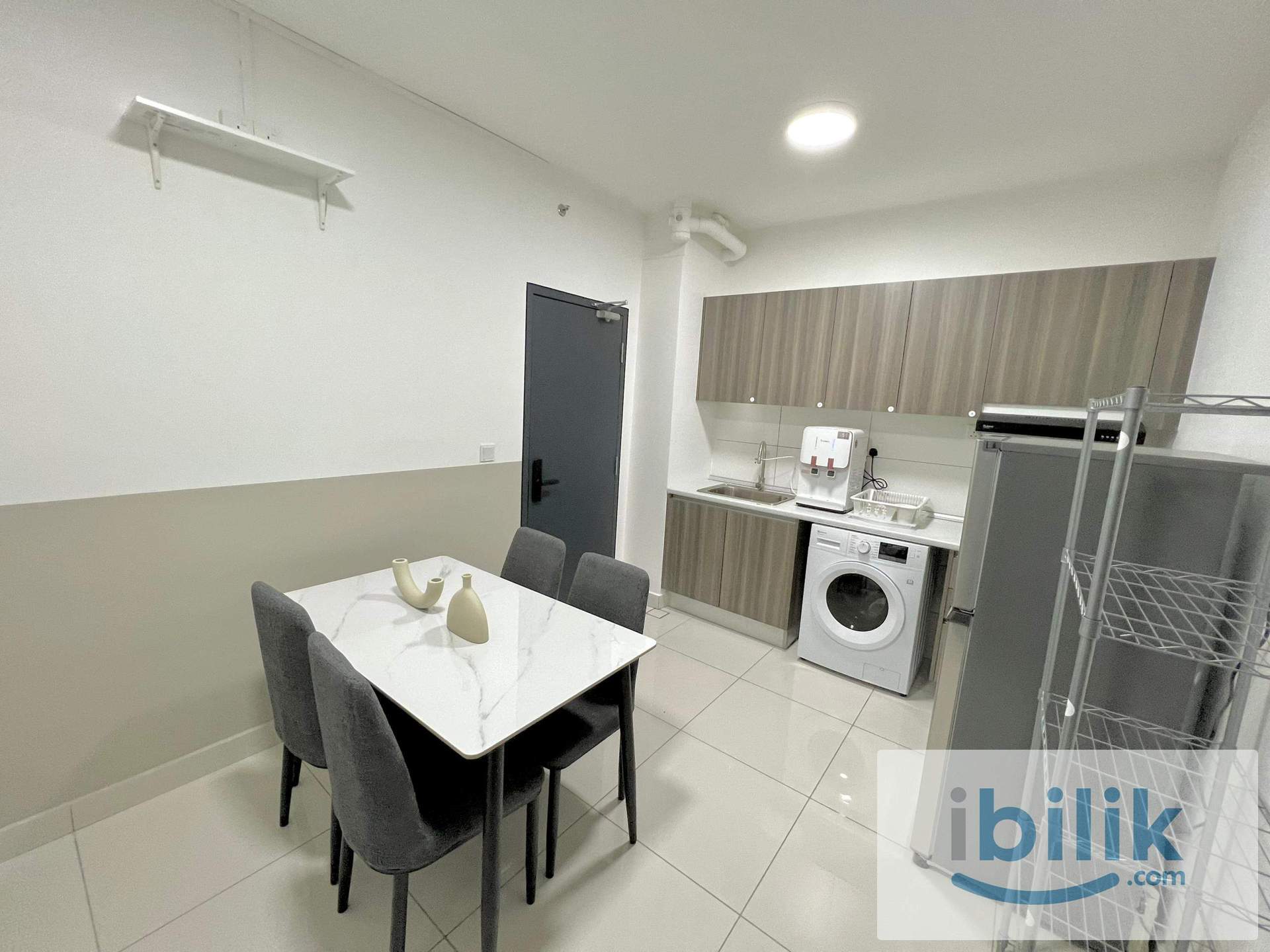 Edumetro Balcony room - Image 3