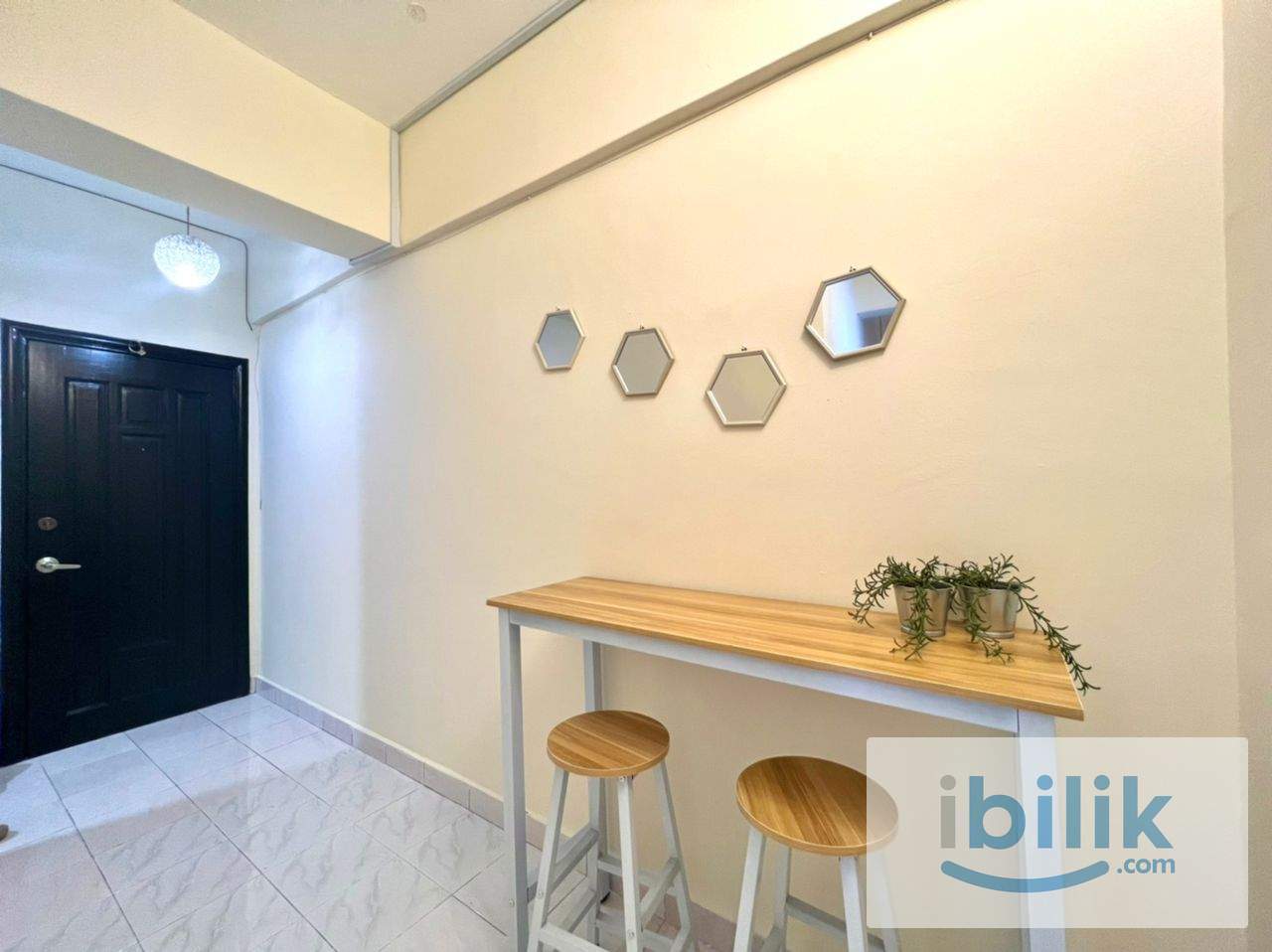 Medium Room - Image 4