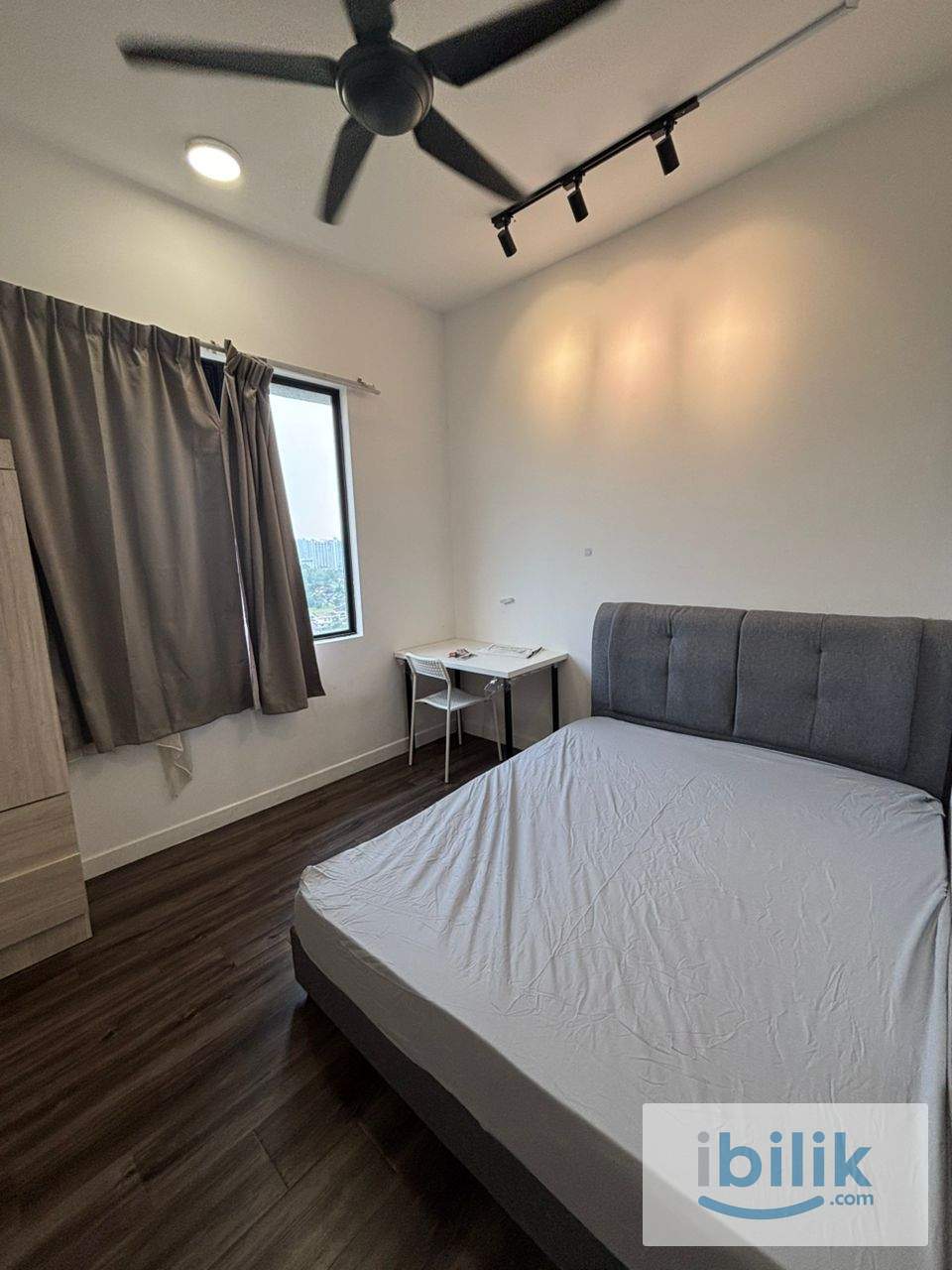 Spacious FEMALE MIDDLE ROOM  - Image 3