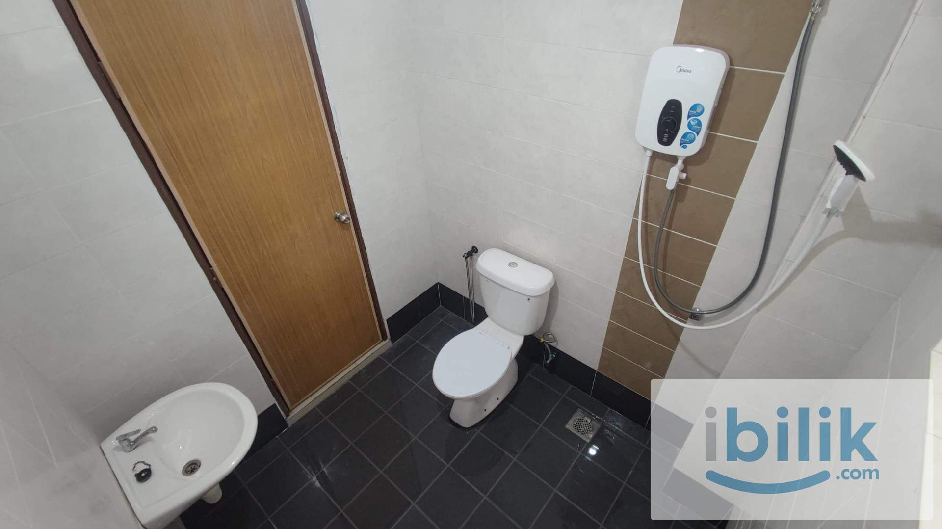 Near HTJ Seremban🌟Cozy Medium Aircond Room For Rent 冷气房出租🌟𝕀ℕℂ𝕃𝕌𝕊𝕀𝕍𝔼 𝕌𝕥𝕚𝕝𝕚𝕥𝕚𝕖𝕤 𝔹𝕚𝕝𝕝𝕤 & 𝕎𝕀𝔽𝕀🌟 - Image 5