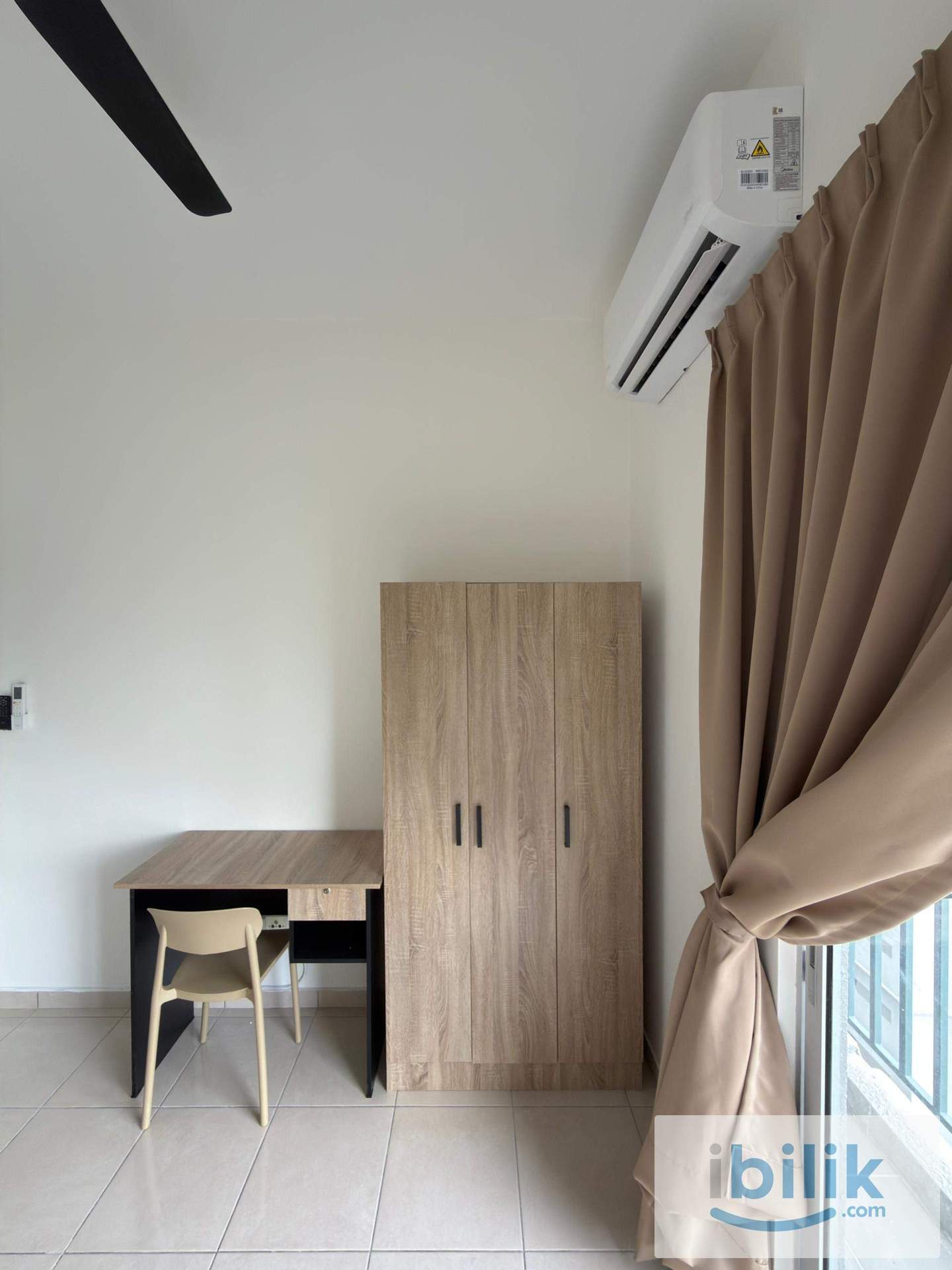 Medium Room with Balcony for Male - Image 4
