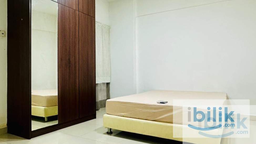 Master bedroom with Queen size bed with attached bathroom - Image 1