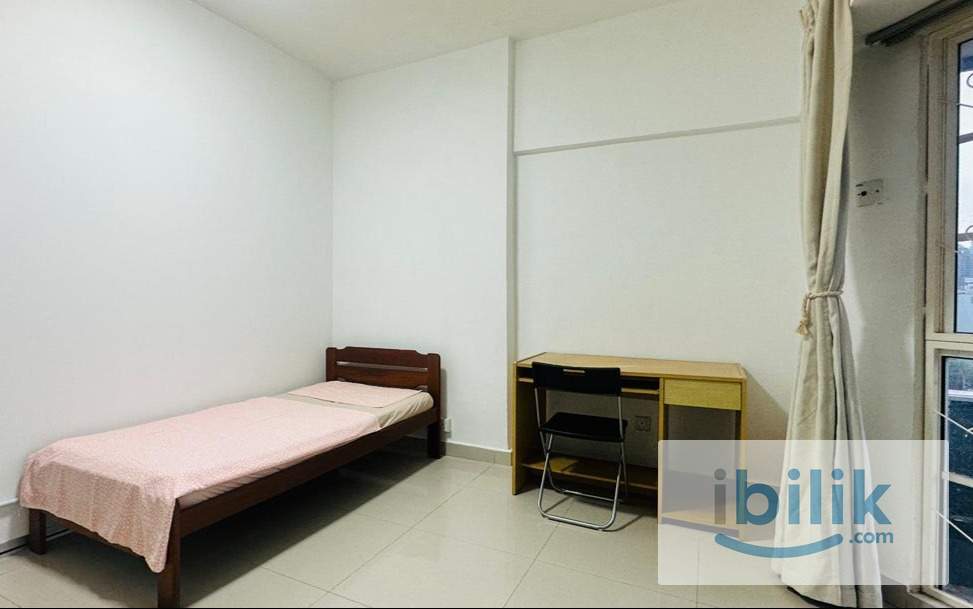 R2 - Bedroom, single bed, wardrobe, window - Image 4