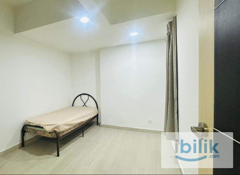 R3 - Mid Size bedroom, wardrobe, window, single bed - Image 1