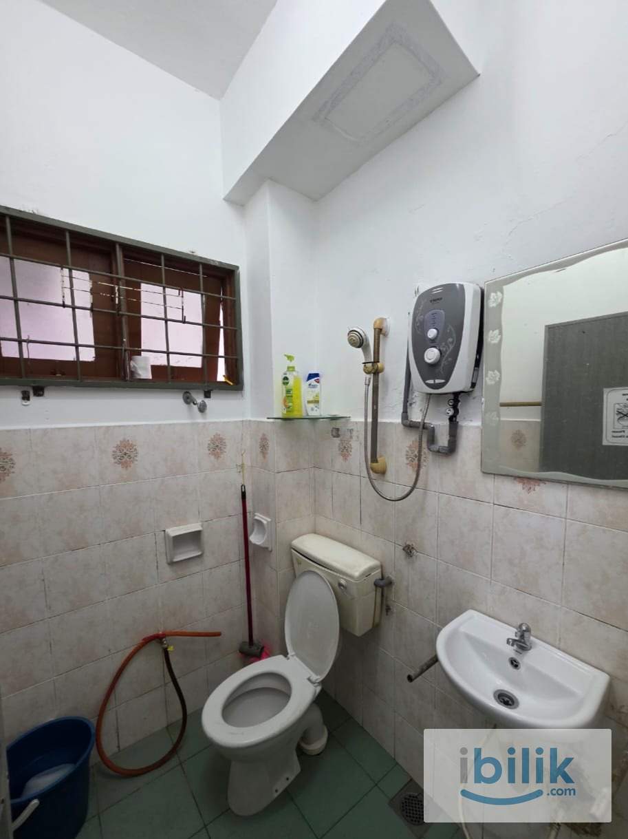 MIDDLE ROOM NEAR AT LRT - Image 4