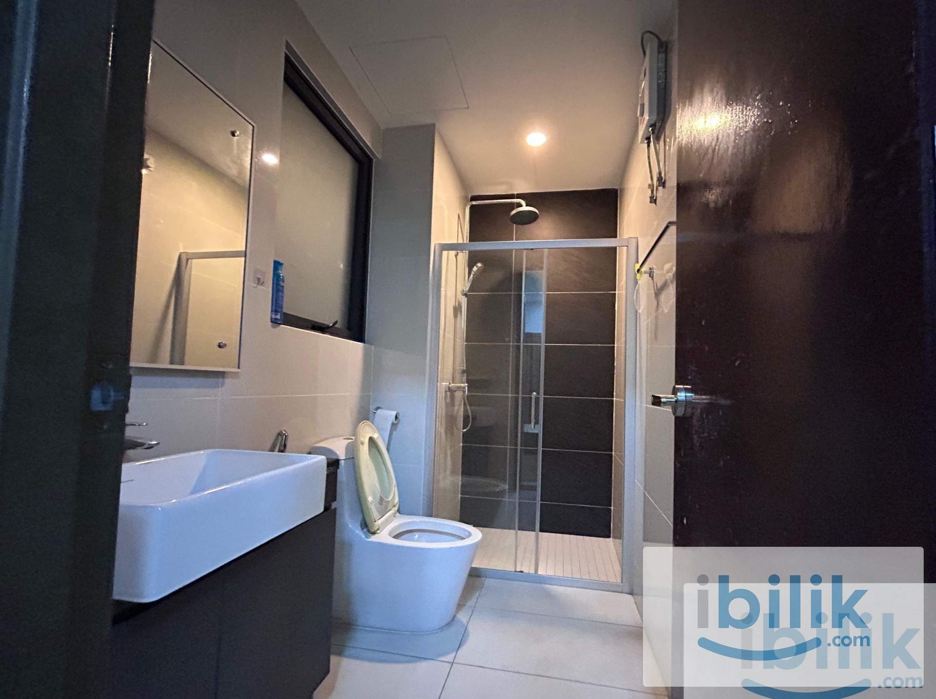 Sea View Master Room, NEAR CIQ, COUNTRY GARDEN DANGA BAY - Image 4