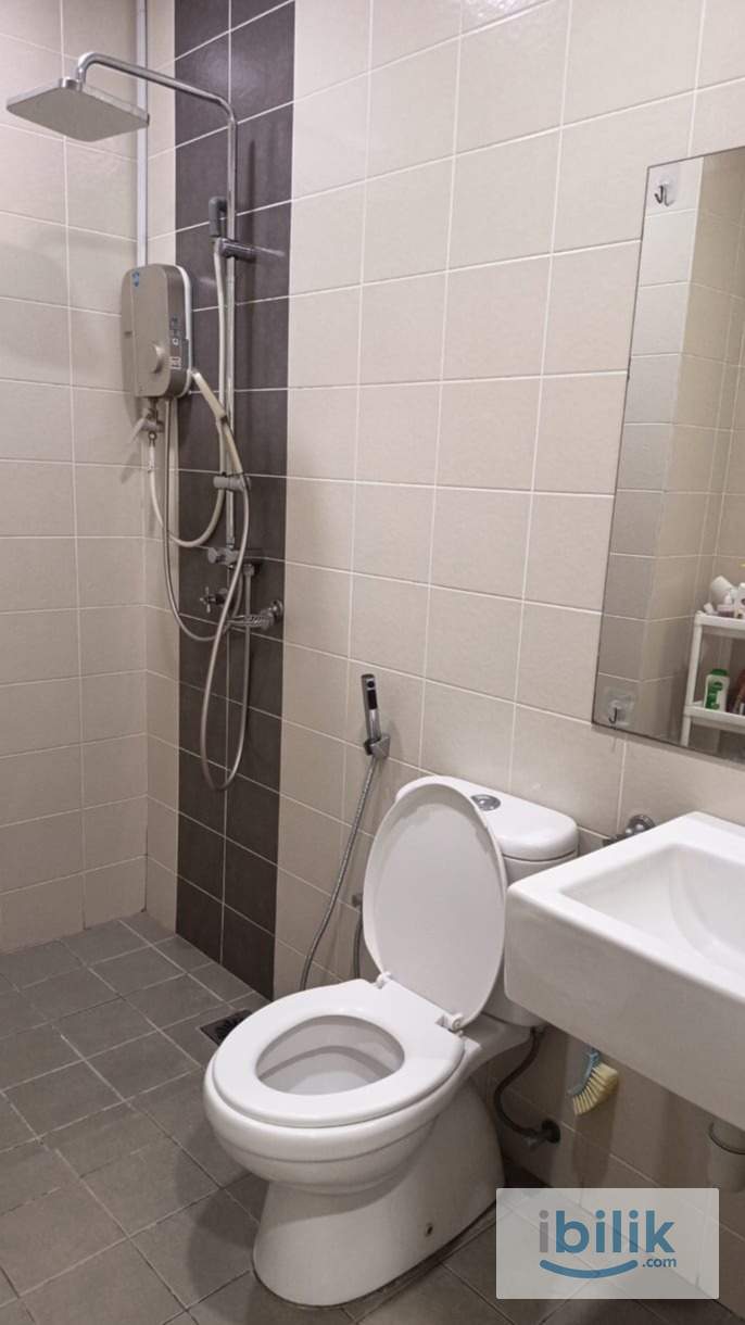 free utilities Single Female furnished room MRT - Image 1